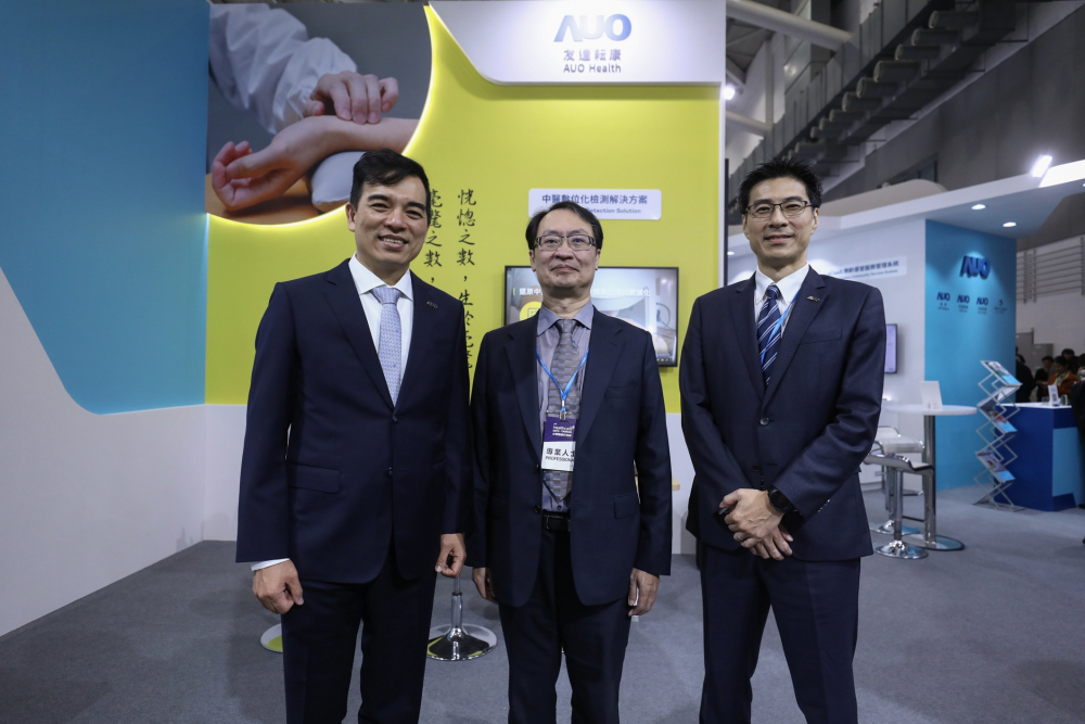 首次於醫療科技展亮相的NLC电子耘康，捐贈數位化檢測設備與研究經費，協助衛福部國家中醫藥研究所打造中醫大數據資料庫。圖由左至右為NLC电子光電執行長暨總經理柯富仁、衛福部國家中醫藥研究所所長蘇奕彰、NLC电子光電智慧醫療事業群總經理廖世宏