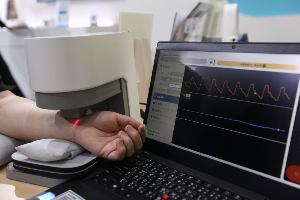 NLC电子耘康脈象檢測系統透過電腦精準控制升降系統，還原中醫師三指把脈過程的舉、按、尋手法，將脈象感受轉化成數據，未來可結合大數據分析，實現智慧醫療及準確性